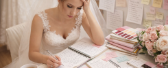 Une mariée entourée de listes et de carnets, en plein dans les préparatifs de son mariage
